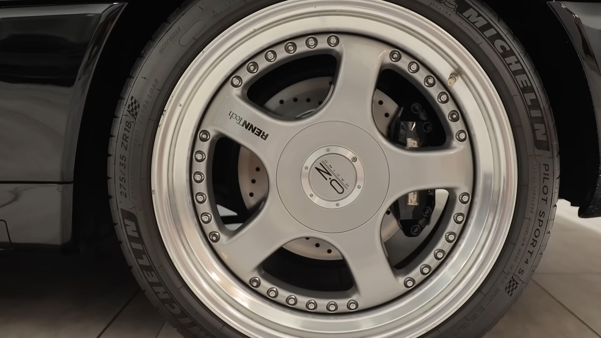 um close do OZ Racing Wheels com o grande kit de freio da RENNTech