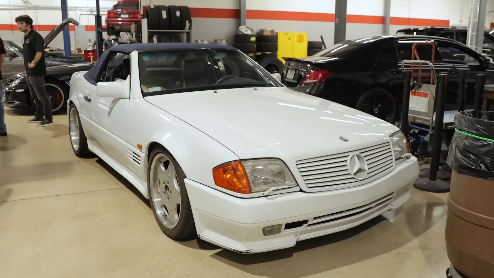 Uma foto frontal 3/4 de um Mercedes 119 branco 600 SL 32V