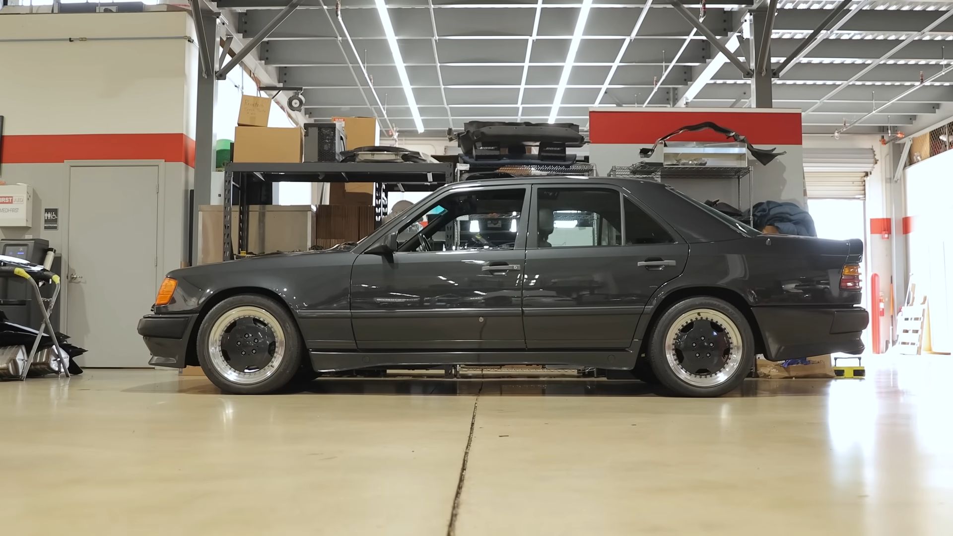 Uma foto lateral esquerda de um sedã Mercedes Hammer 4 severo W124 6,0 litros V-12