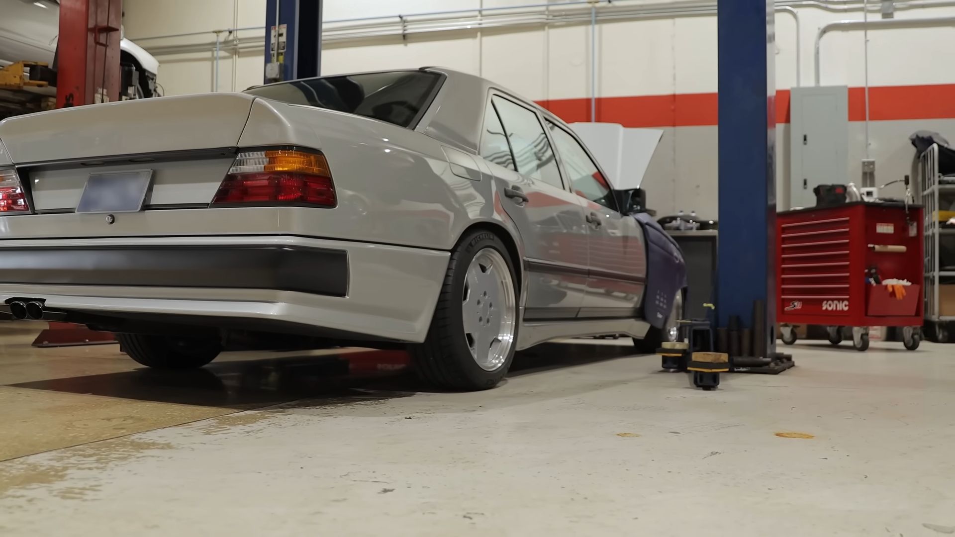 Uma foto traseira 3/4 do protótipo original de fábrica do Mercedes Hammer AMG