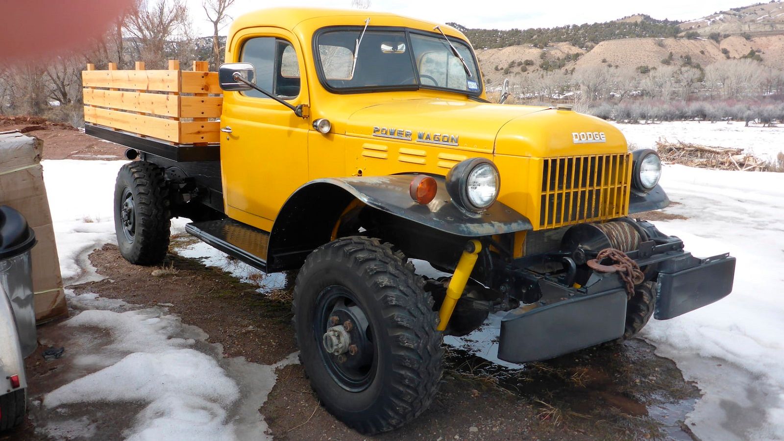 Dodge Power Wagon tahun 1952 yang diparkir