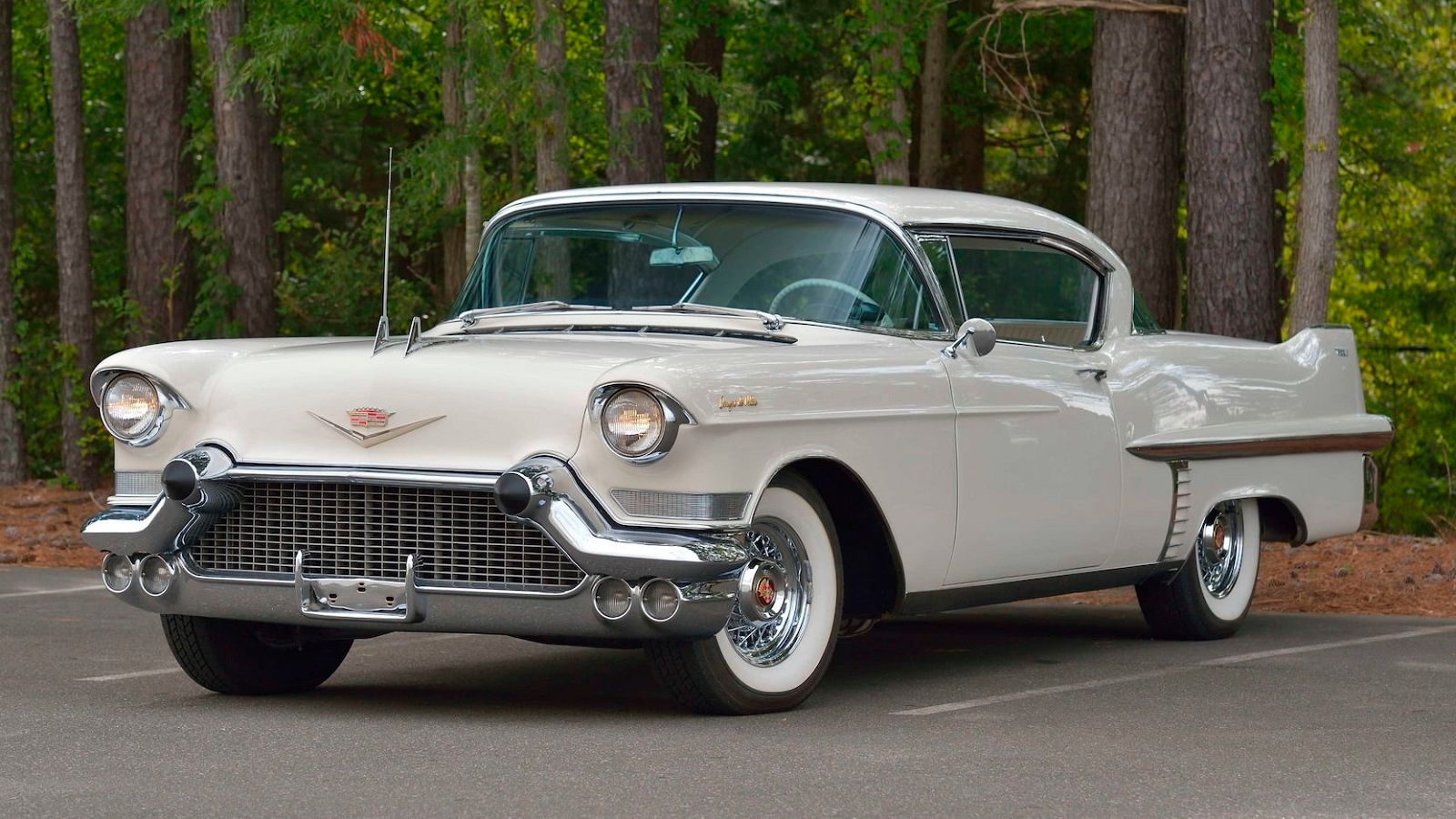 Um Cadillac Coupe DeVille 1957 estacionado