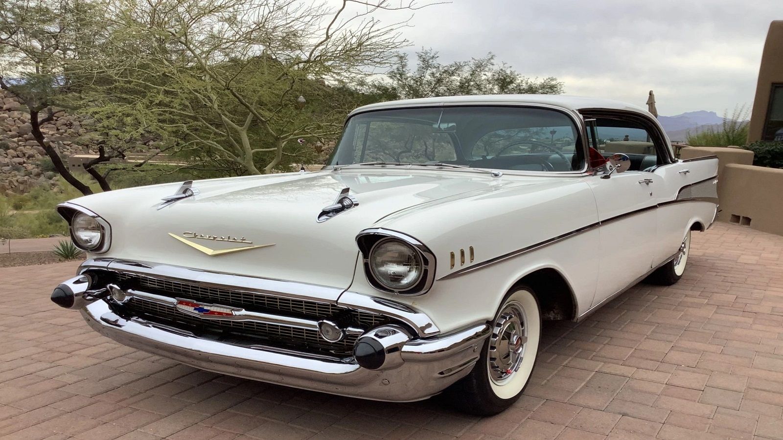 Um Chevy Bel Air 1957 estacionado