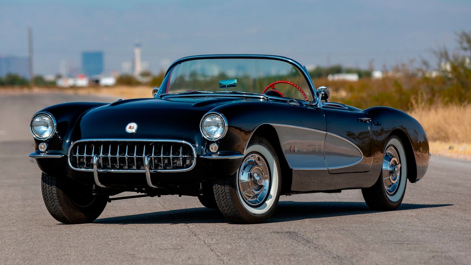 Um Chevy Corvette conversível 1957 estacionado