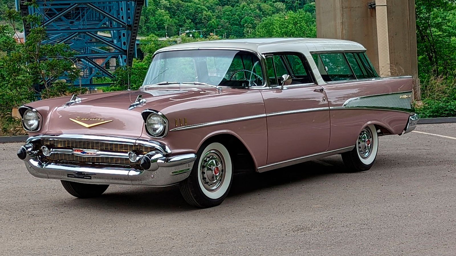 Um Chevy Nomad 1957 estacionado