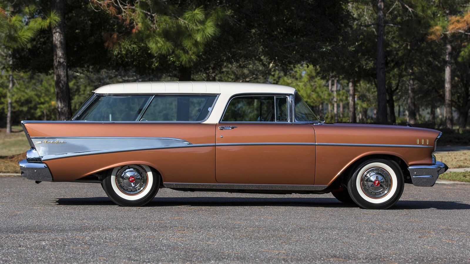 Um Chevy Nomad 1957 estacionado