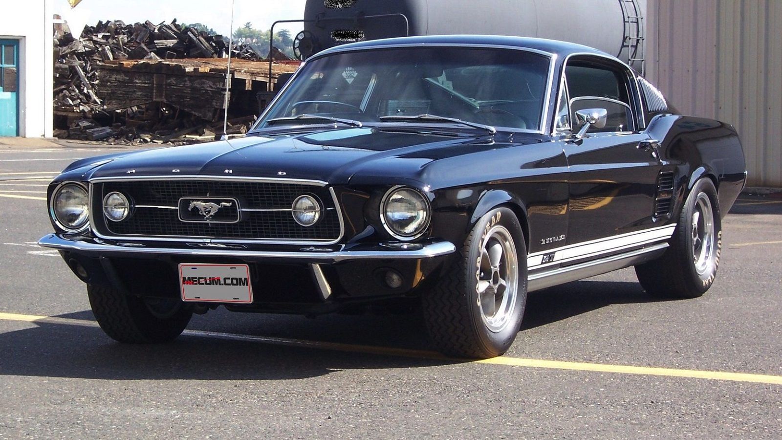 Ford Mustang Fastback 1967 yang diparkir 