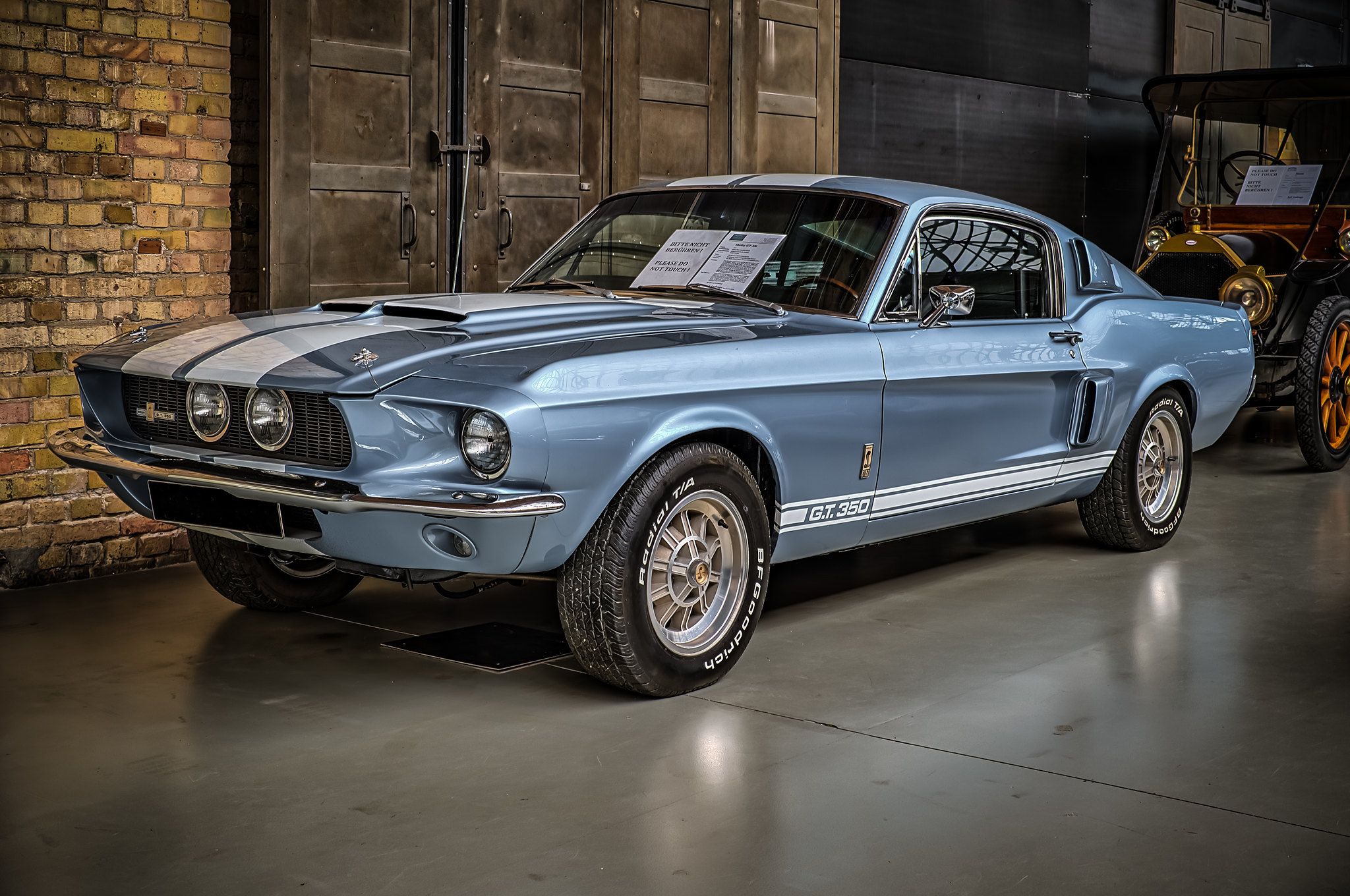 Um Ford Mustang Shelby 1967 azul claro no showroom