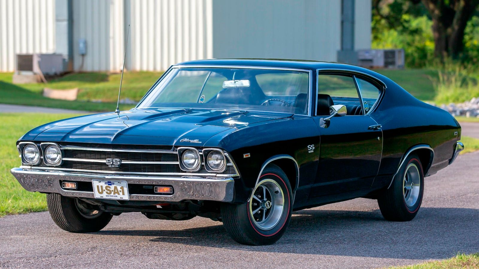 Chevy Chevelle SS 1969 yang diparkir