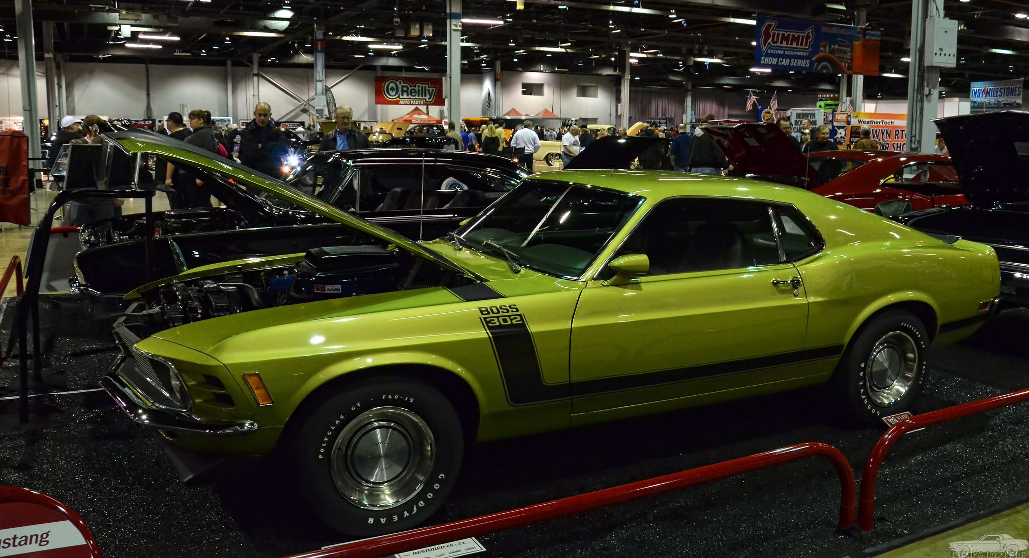 Um Ford Mustang Boss 302 verde 1970 em um salão de automóveis 