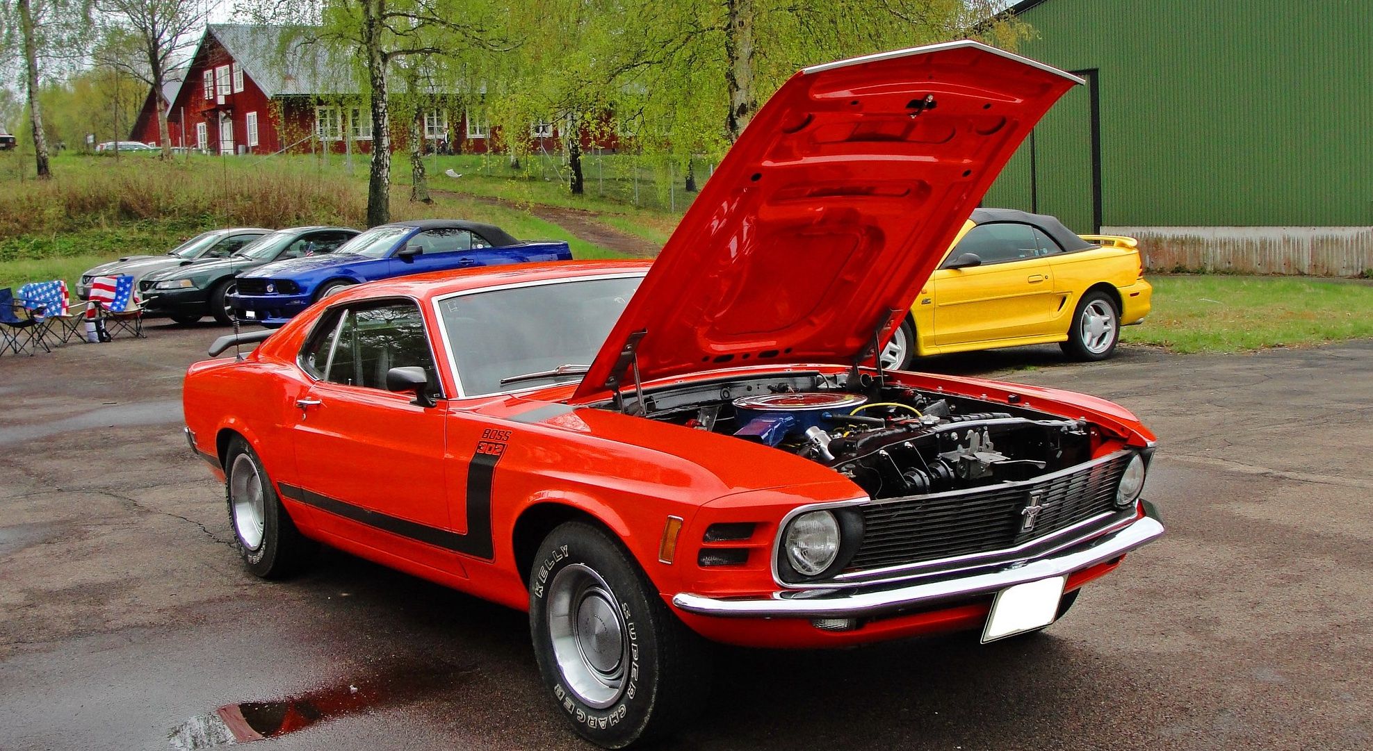 Ford Mustang 1970 com capô aberto no estacionamento