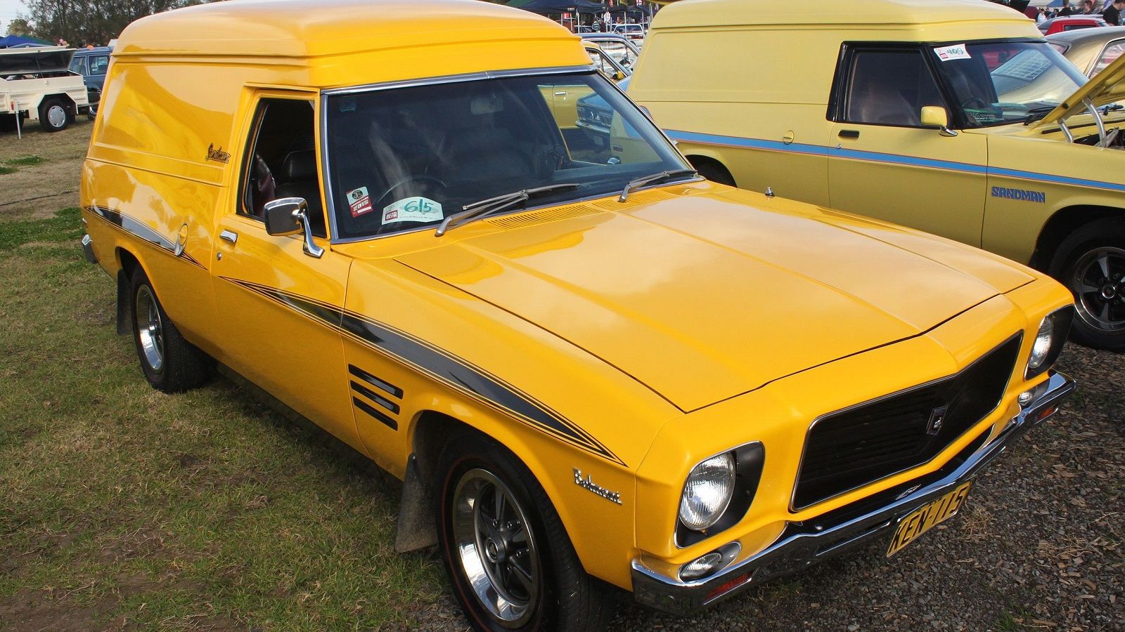 Van Holden Sandman tahun 1974 yang diparkir 