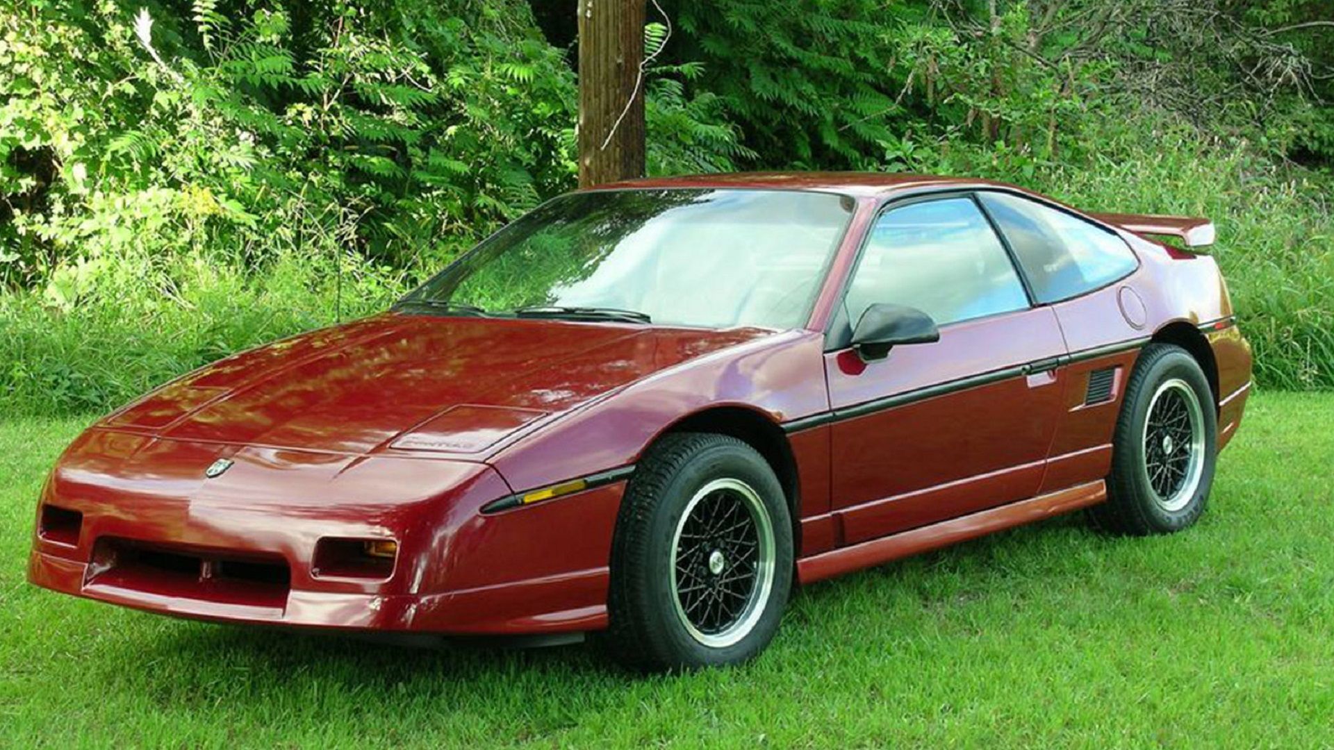 Um Pontiac Fiero GT 1988 estacionado