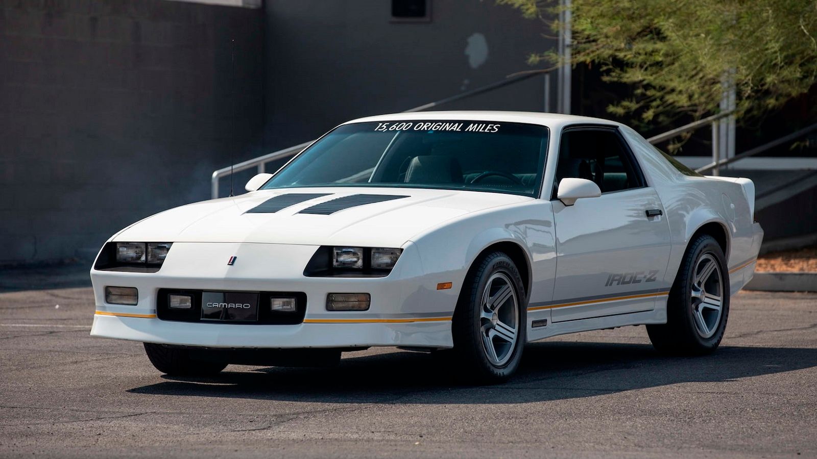 Um Chevrolet Camaro IROC-Z 1990 estacionado 