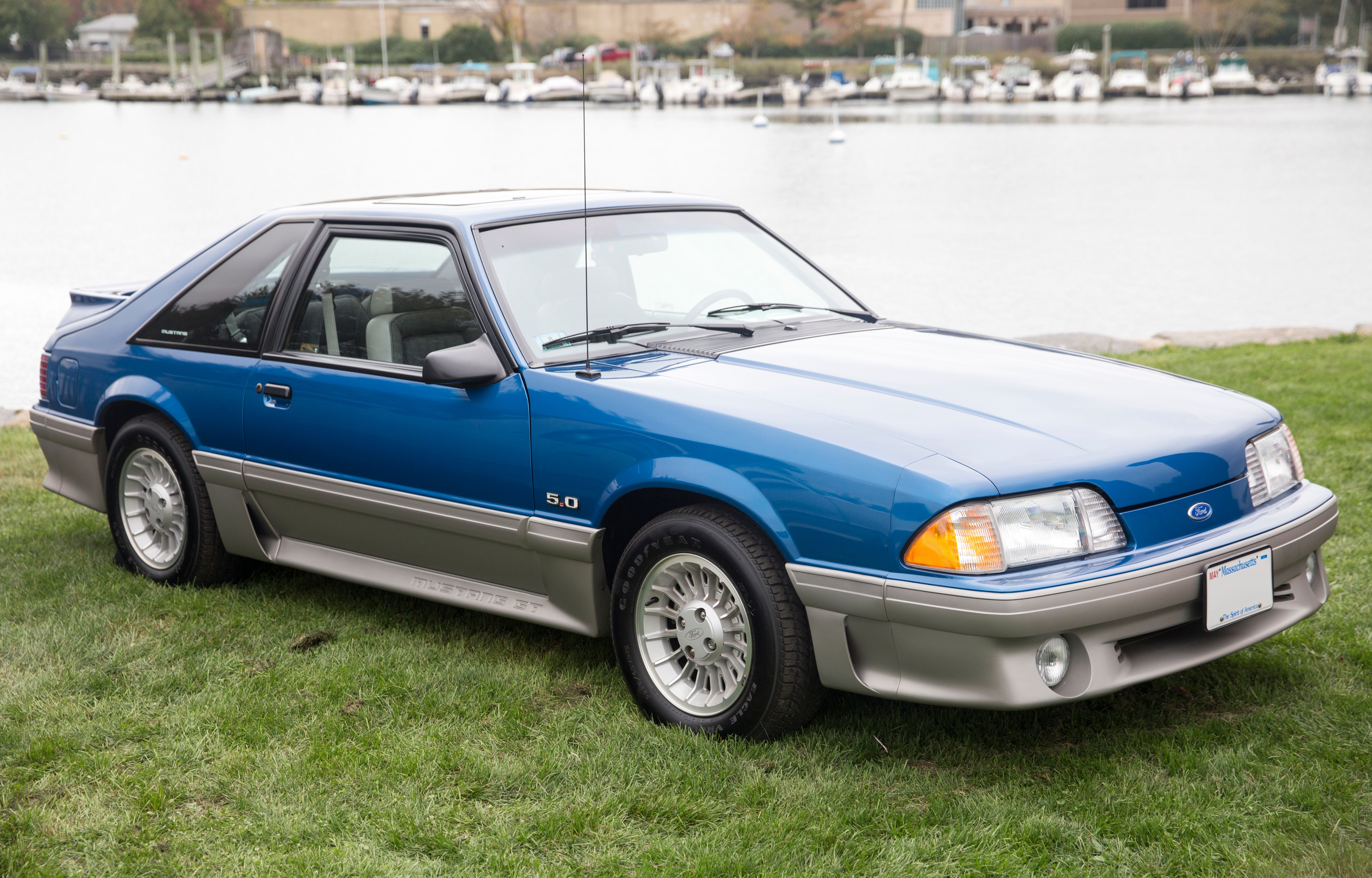 1990_Ford_Mustang_GT_5.0_Hatchback_in_Ultra_Blue,_front_right