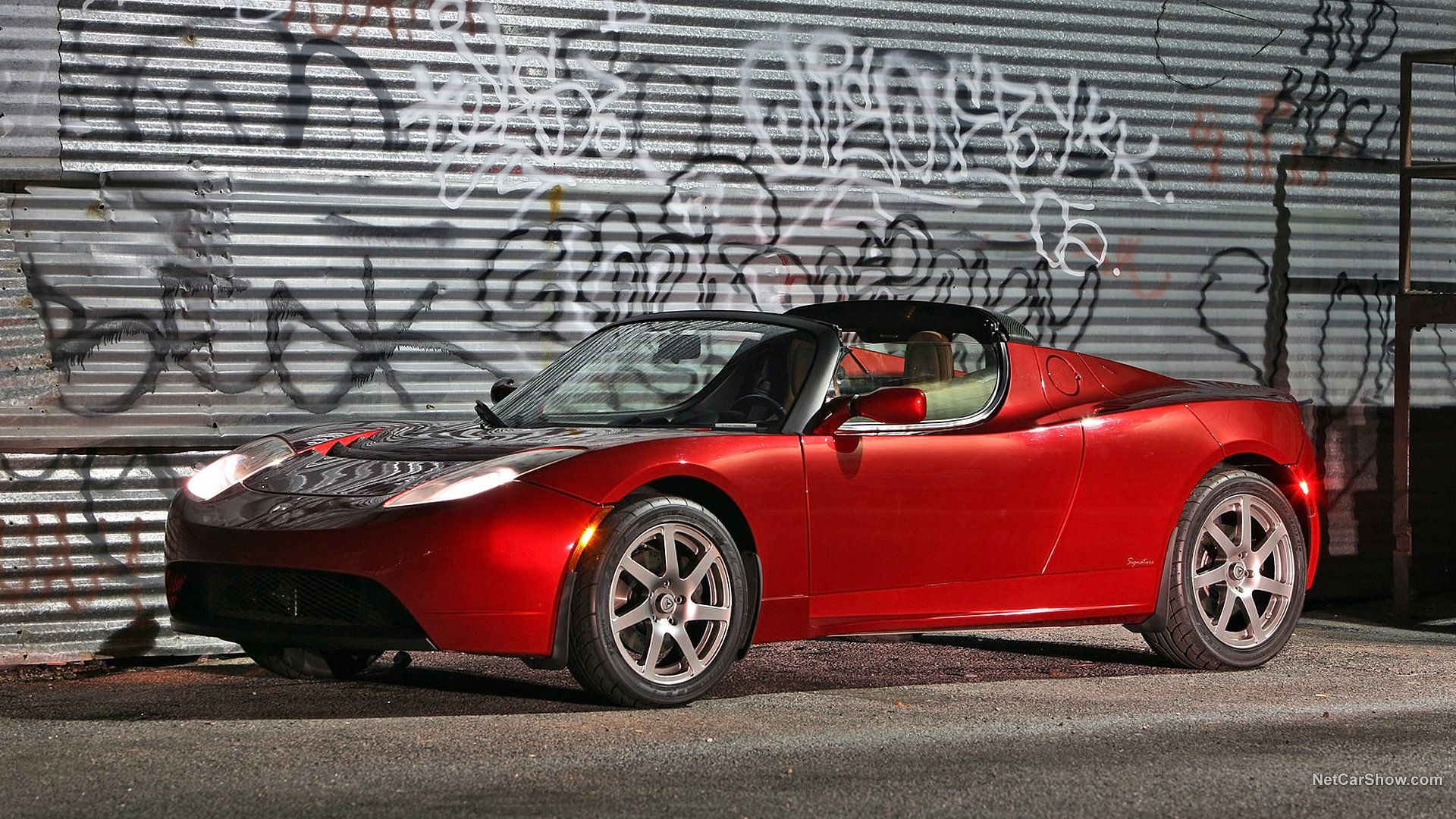 Tesla Roadster 2008 dalam warna merah.