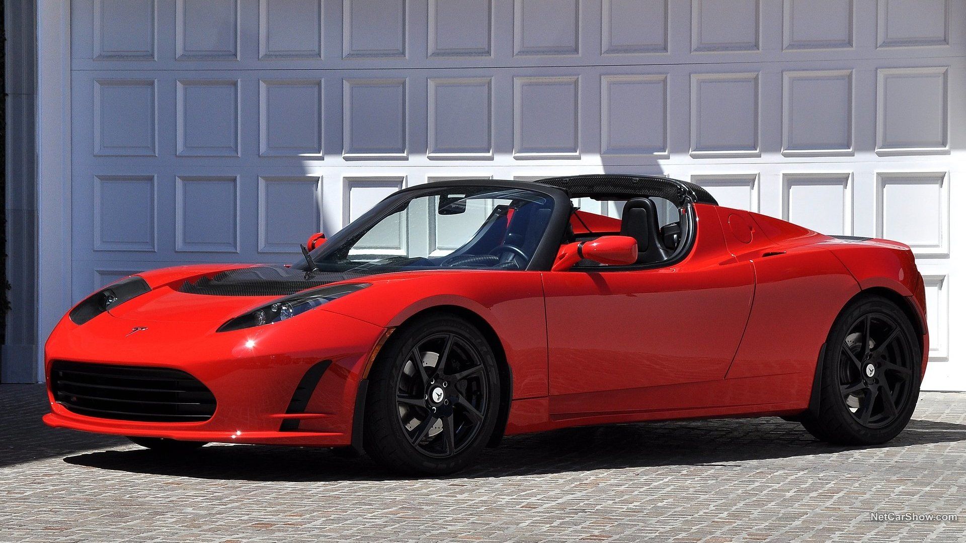 Tesla Roadster 2.5 2011 warna merah.