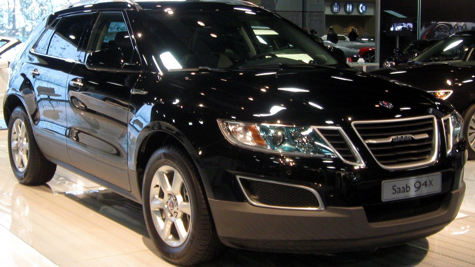 Um Saab 9-4X 2011 estacionado 