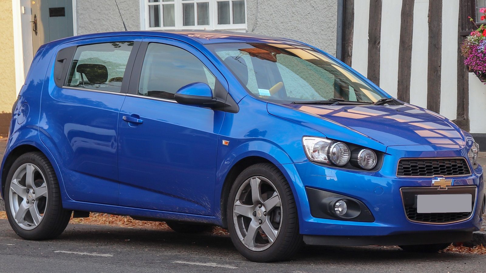 Um Chevrolet Aveo 2012 estacionado 