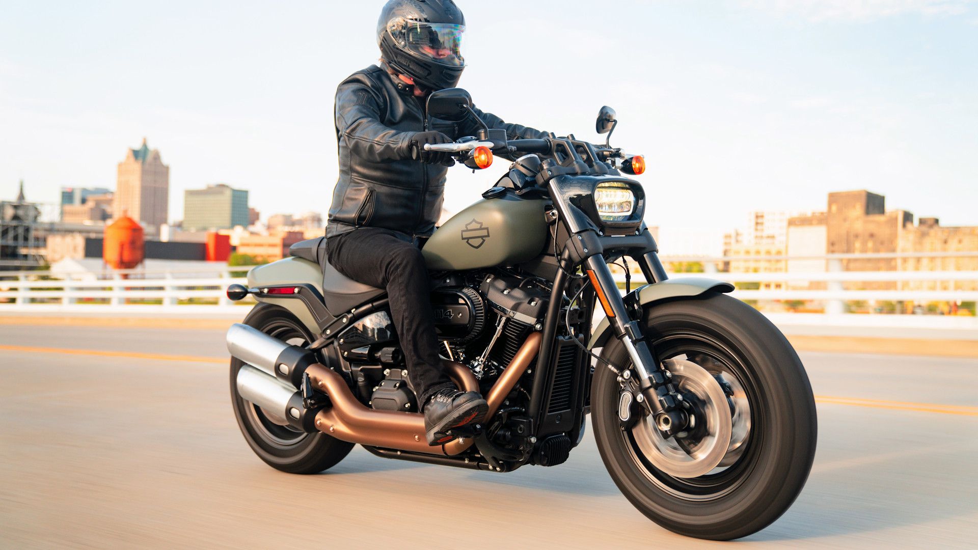 Hijau 2021 Harley-Davidson Fat Bob 114 berjalan di jalan