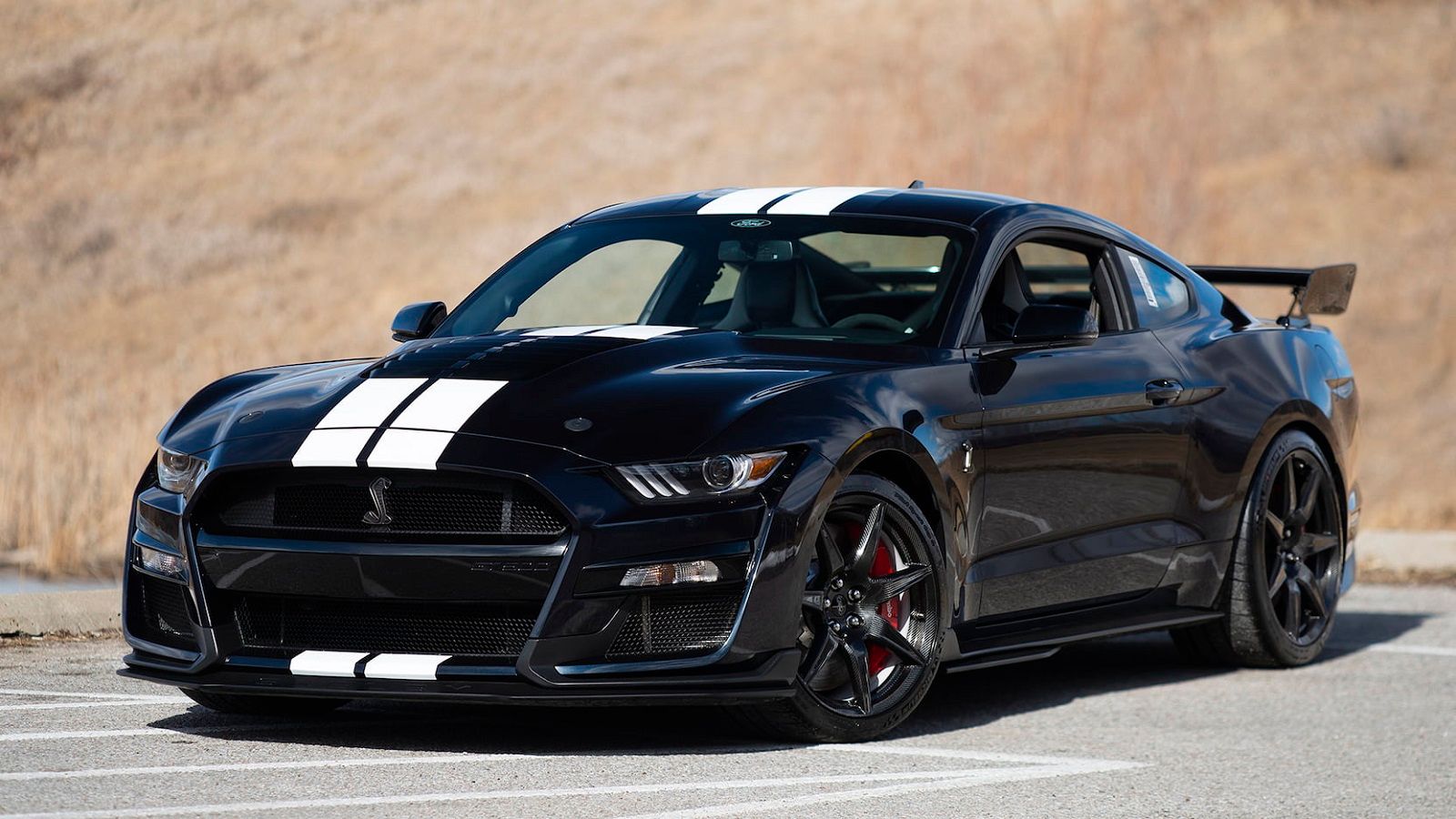 Ford Shelby GT500 2021 yang diparkir