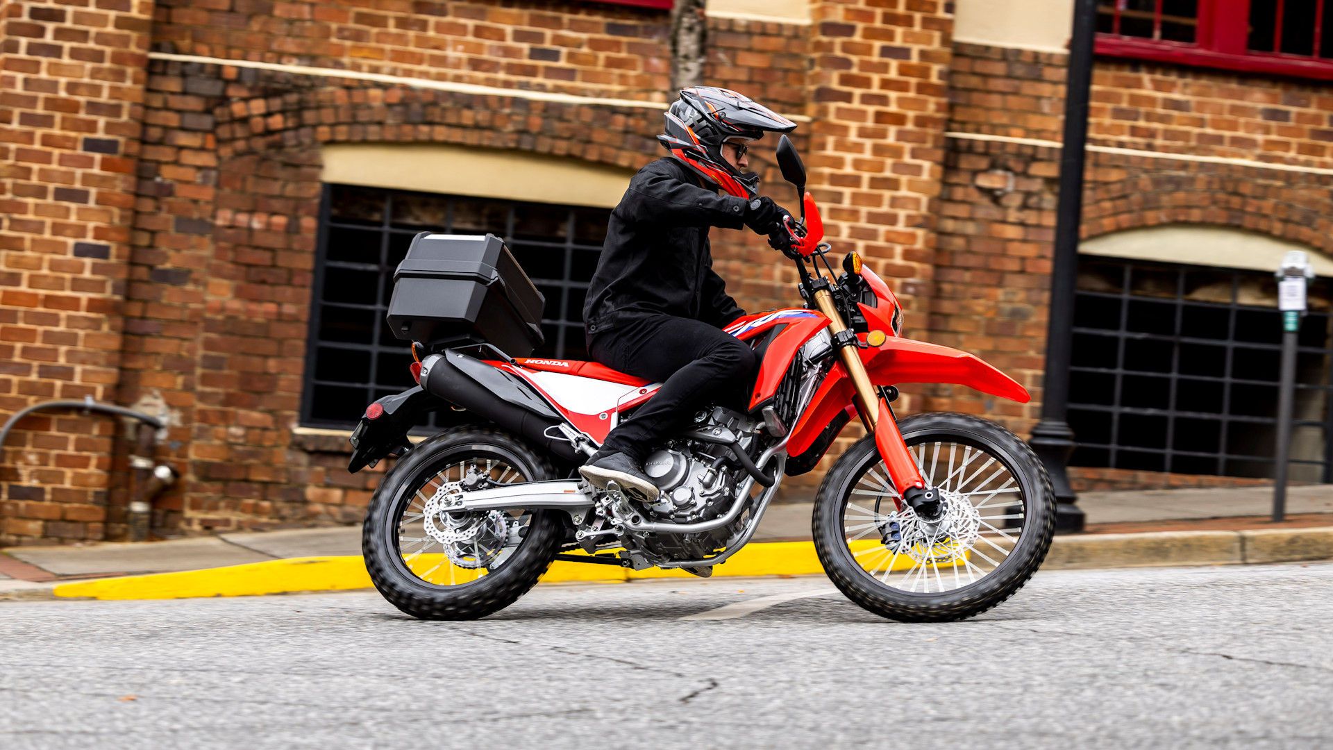 Red Honda CRF300L dengan aksesoris 2023 menjelajah kota