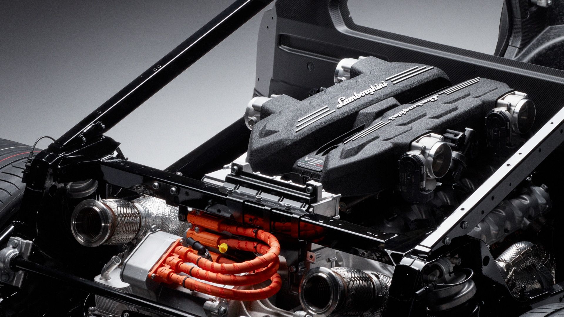 Foto studio mesin pembakaran Lamborghini LB744 6.5 liter V-12, gearbox dan motor listrik belakang