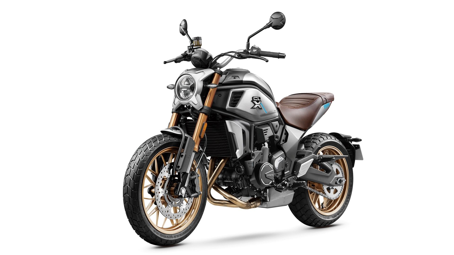 Bidikan studio depan 45 derajat sisi kiri dari CFMoto 700CL-X 2023