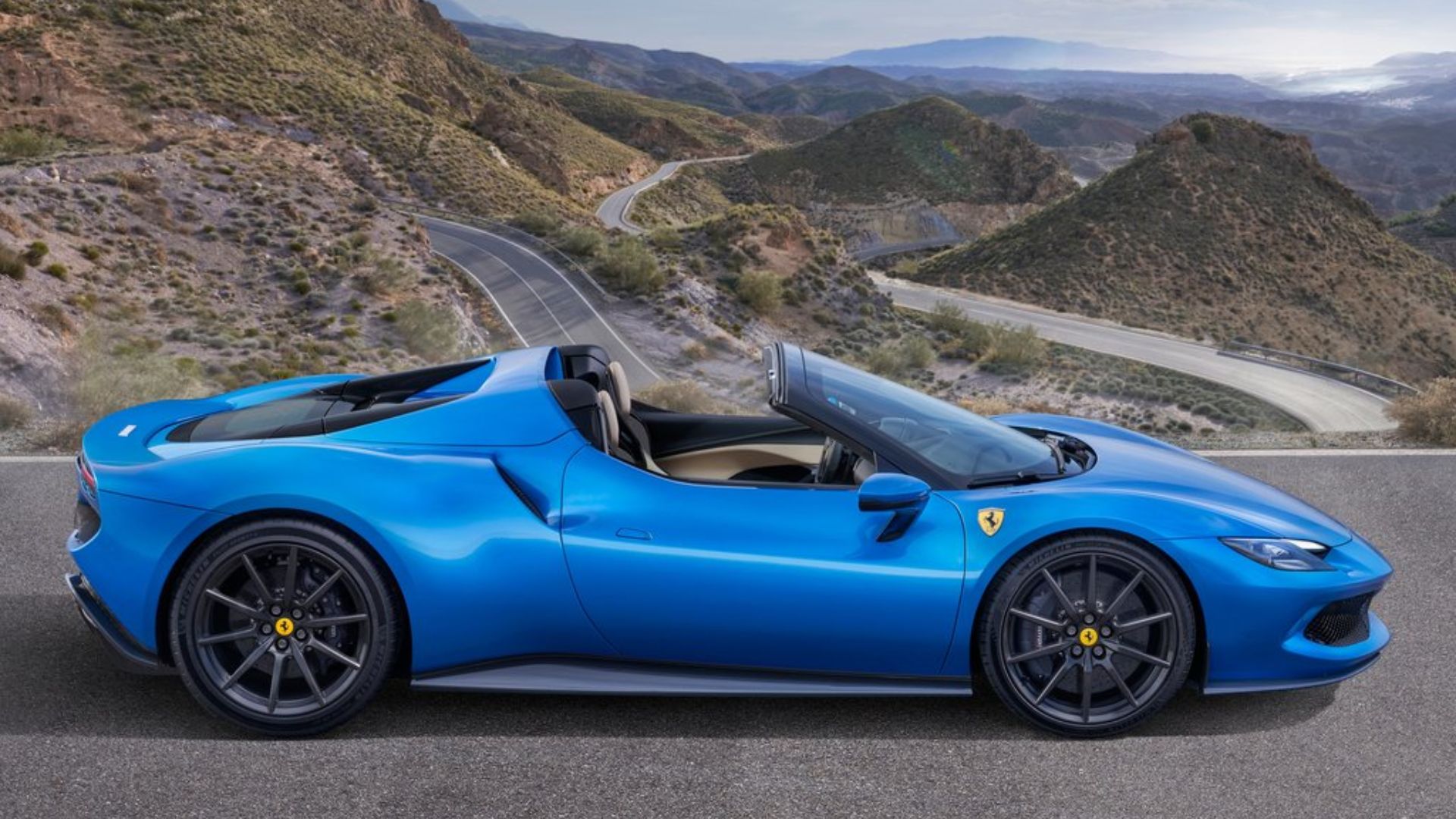 Ferrari 296 GTS warna biru