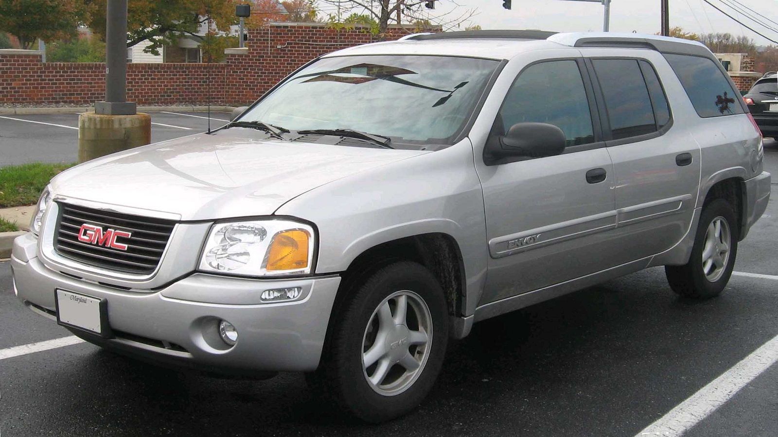 Um GMC Envoy XUV estacionado 