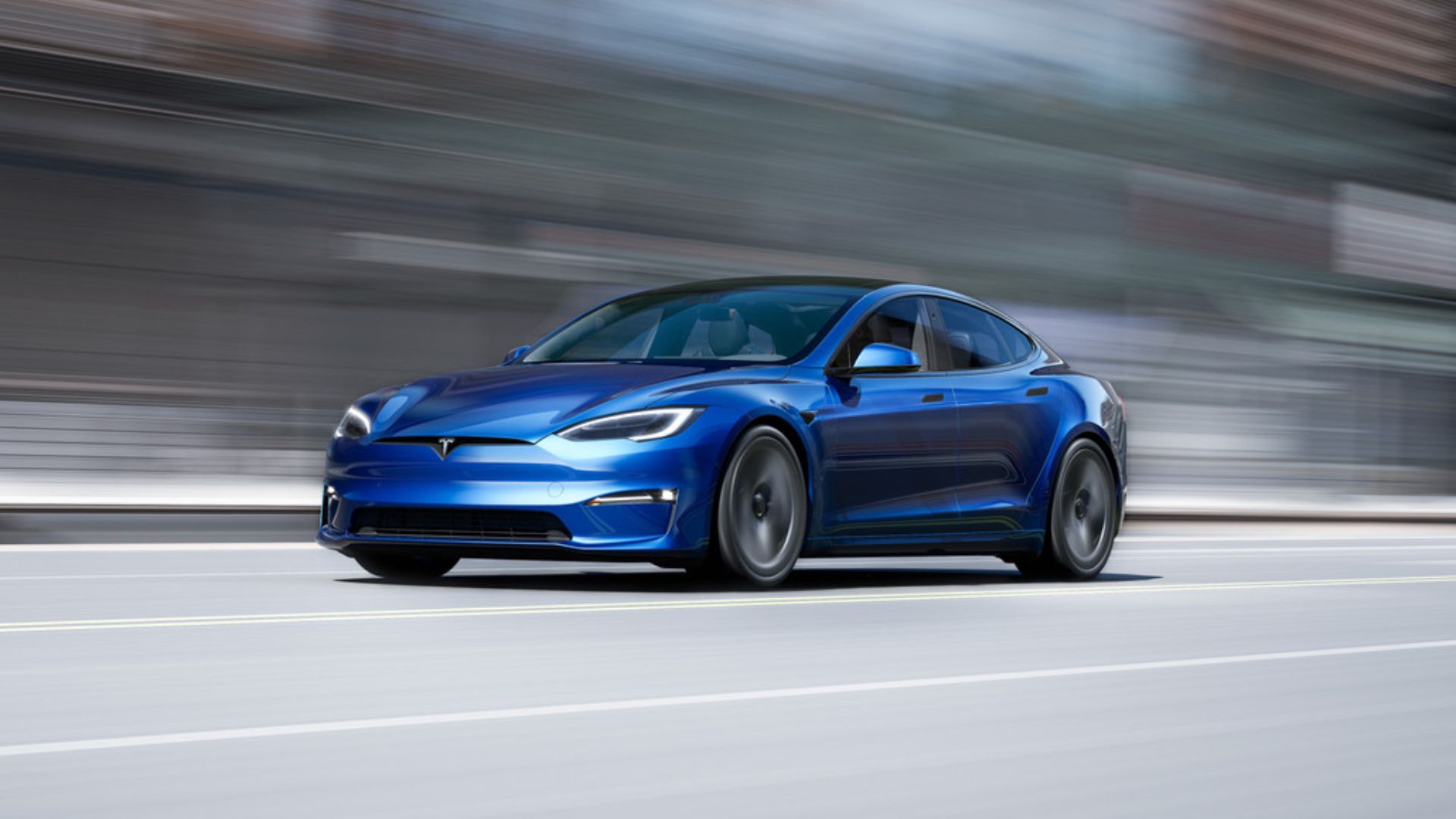 Bidikan sudut depan dan samping Tesla Model S dalam warna biru