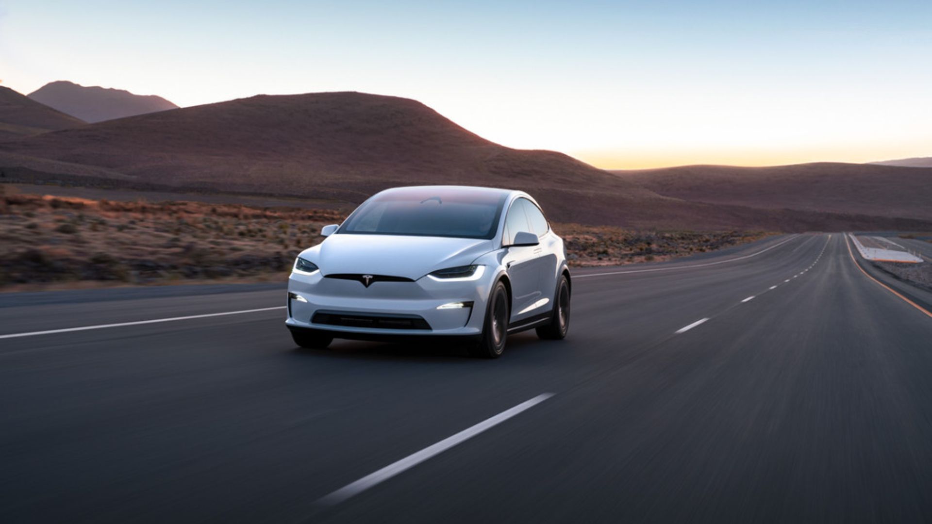 Tesla Model X foto sudut depan warna putih