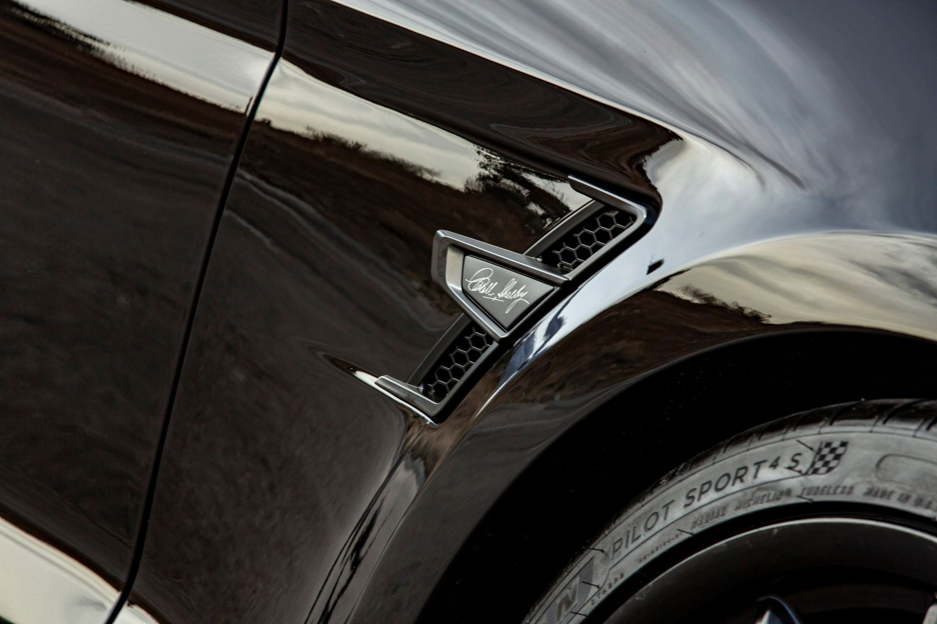 Carroll Shelby Mustang Edisi Seratus Tahun 
