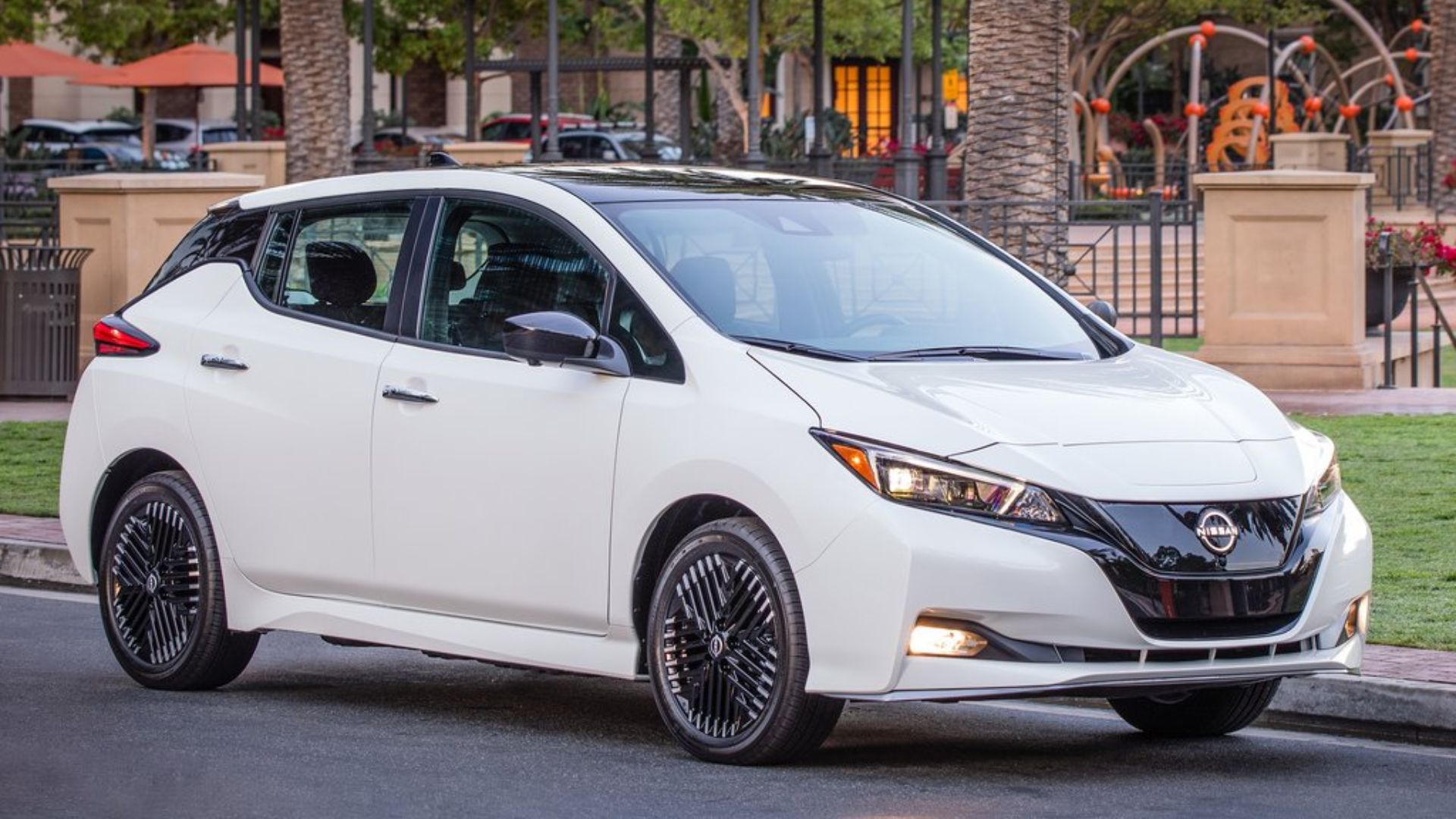  Side shot of a Nissan Leaf 