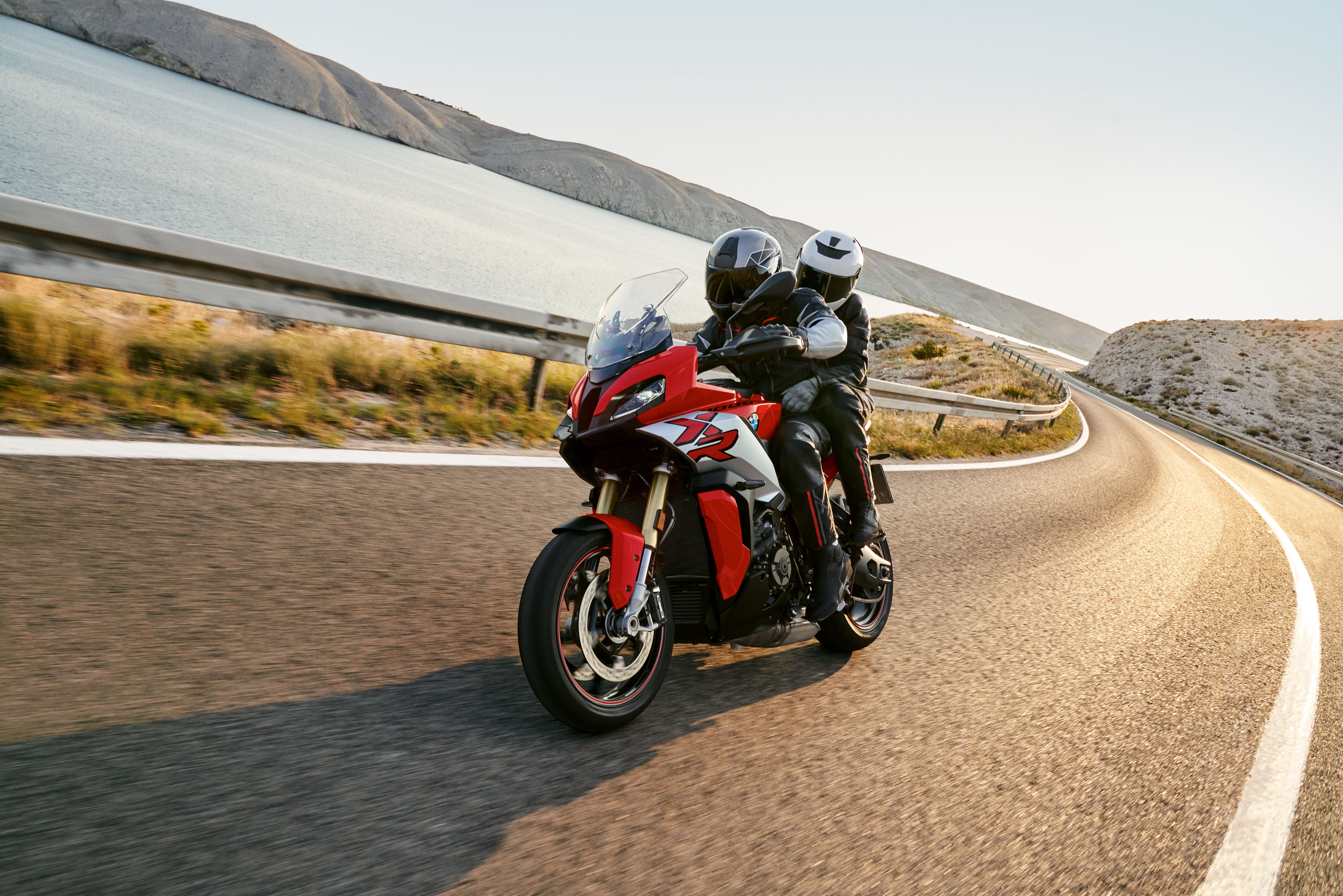 Foto mengendarai BMW S1000XR