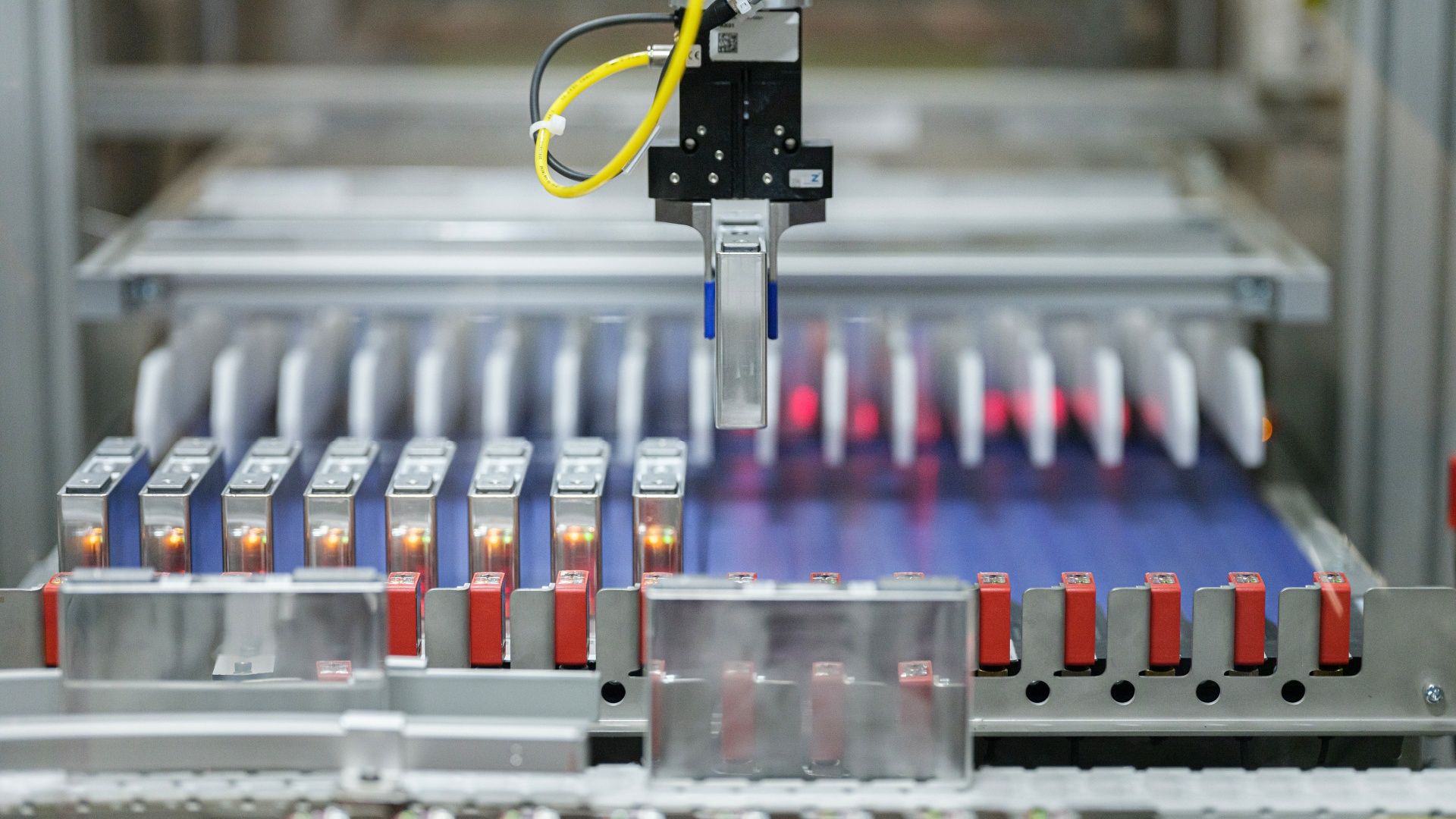 Uma imagem do processo de revestimento de células de bateria dentro de uma fábrica da BMW