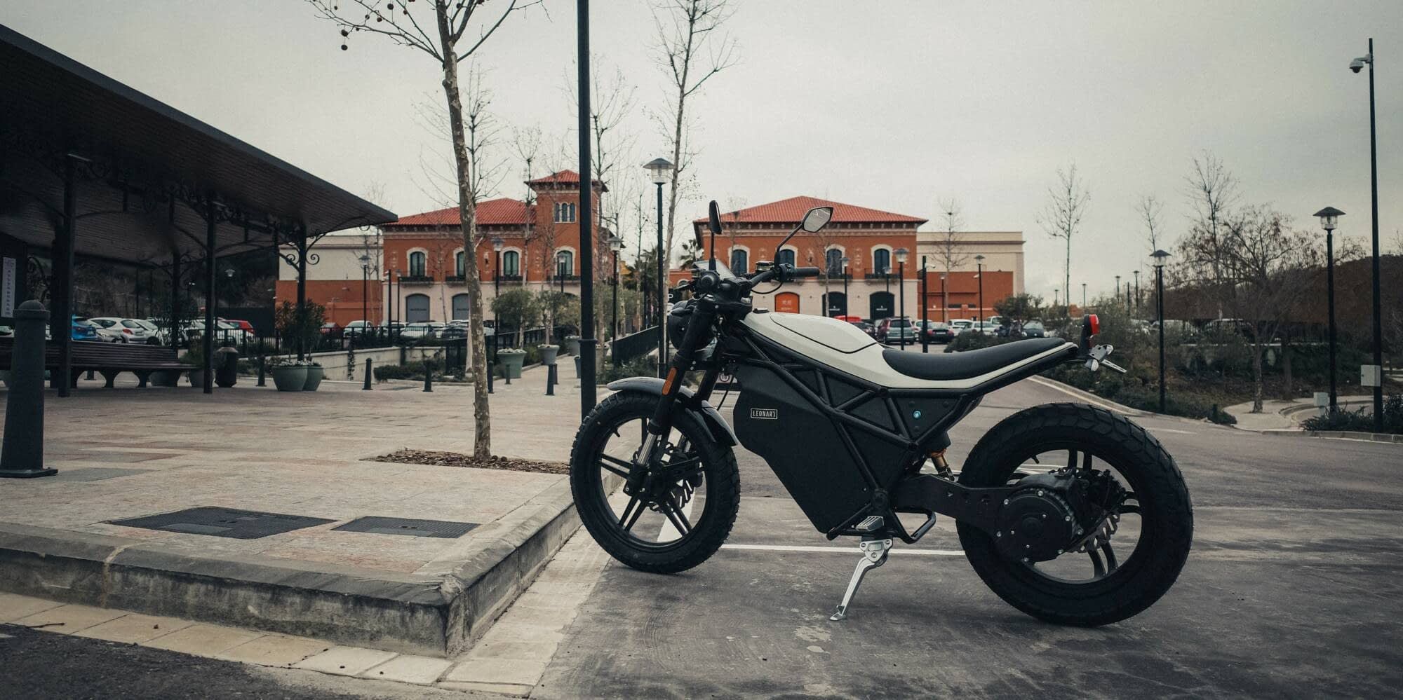 Belakang motor listrik Leonart Rigger 2023