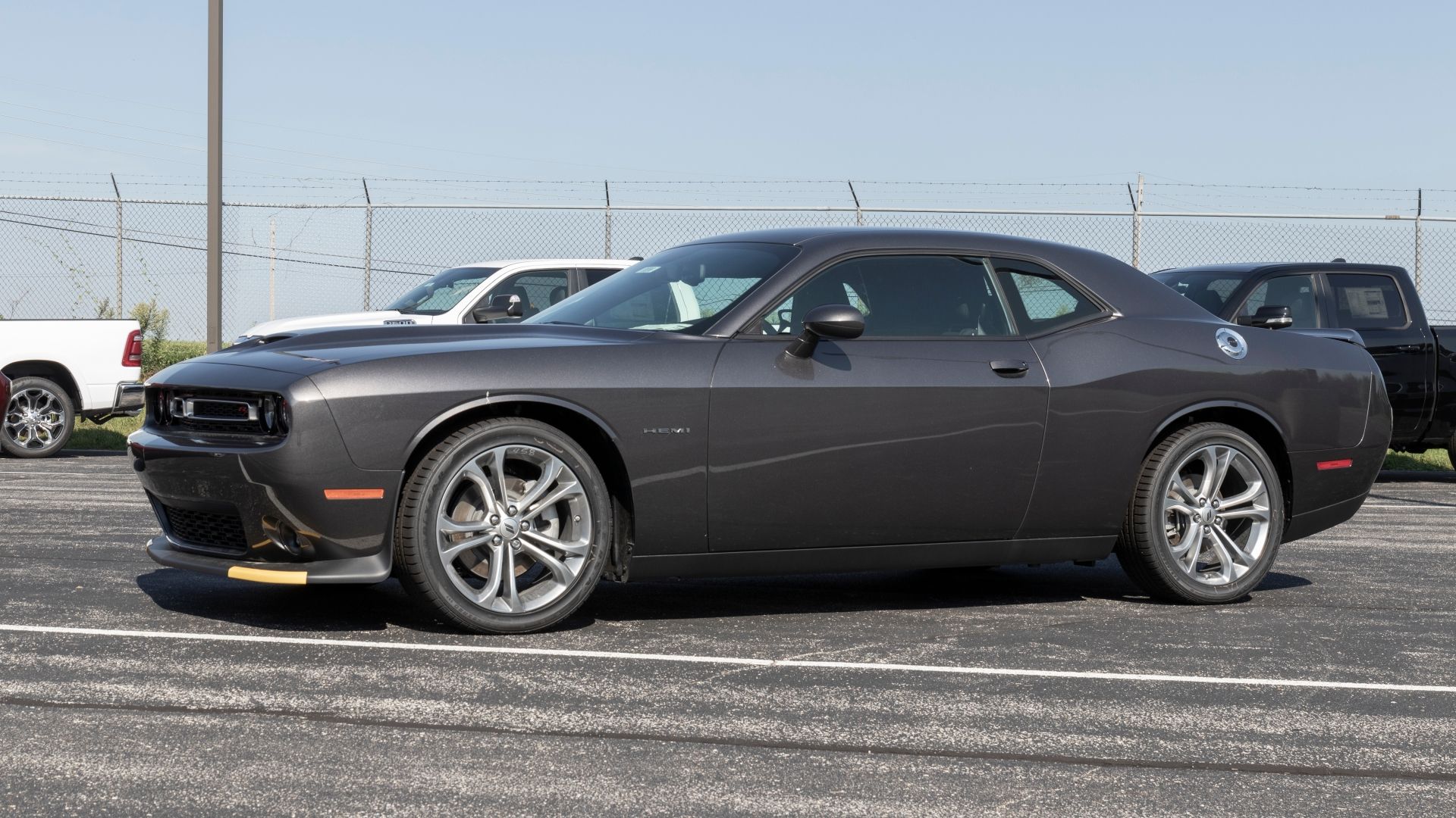 Um pacote cinza Dodge Challenger Scat R/T