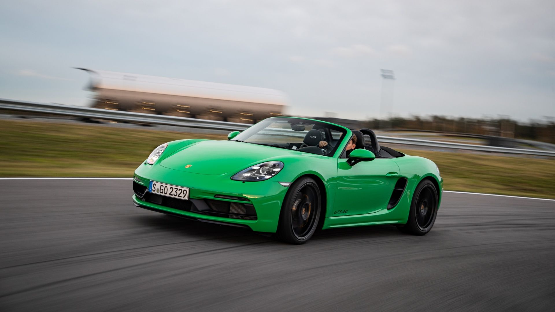 Bidikan aksi depan 3/4 dari Porsche 718 Boxster GTS 4.0
