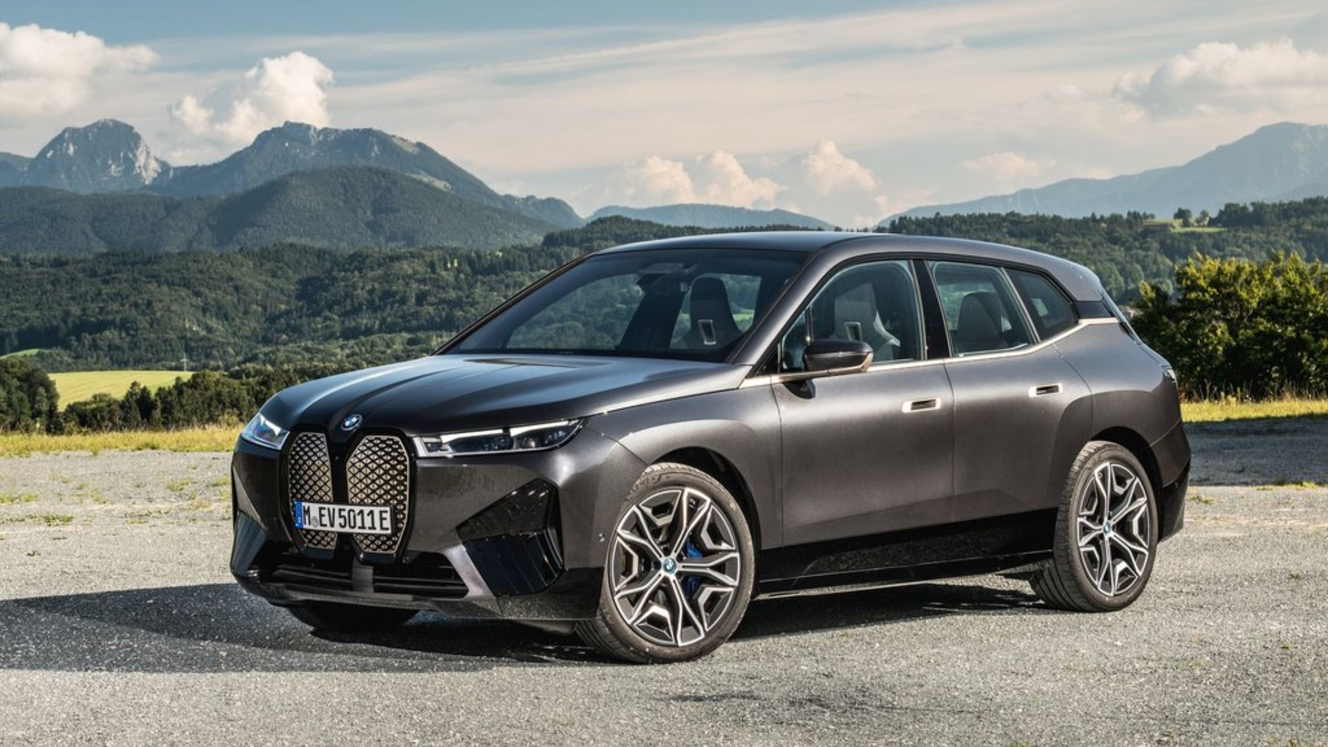 Foto sudut samping BMW iX yang diparkir