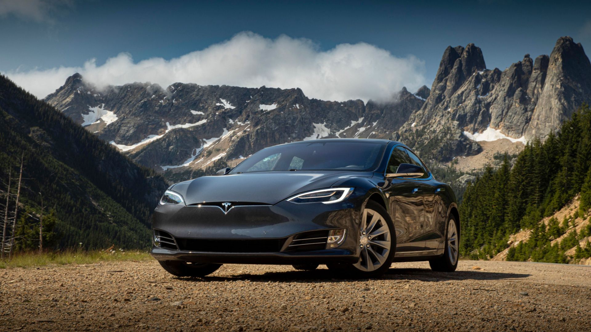 Tesla Model 3 diparkir di sebuah lembah
