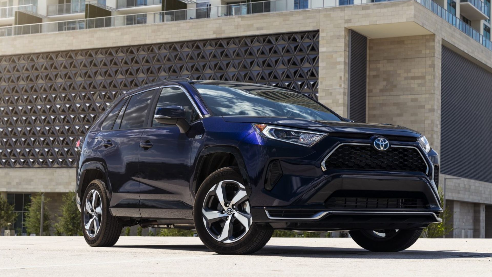 Prise de vue en angle latéral couleur bleue Toyota RAV 4 