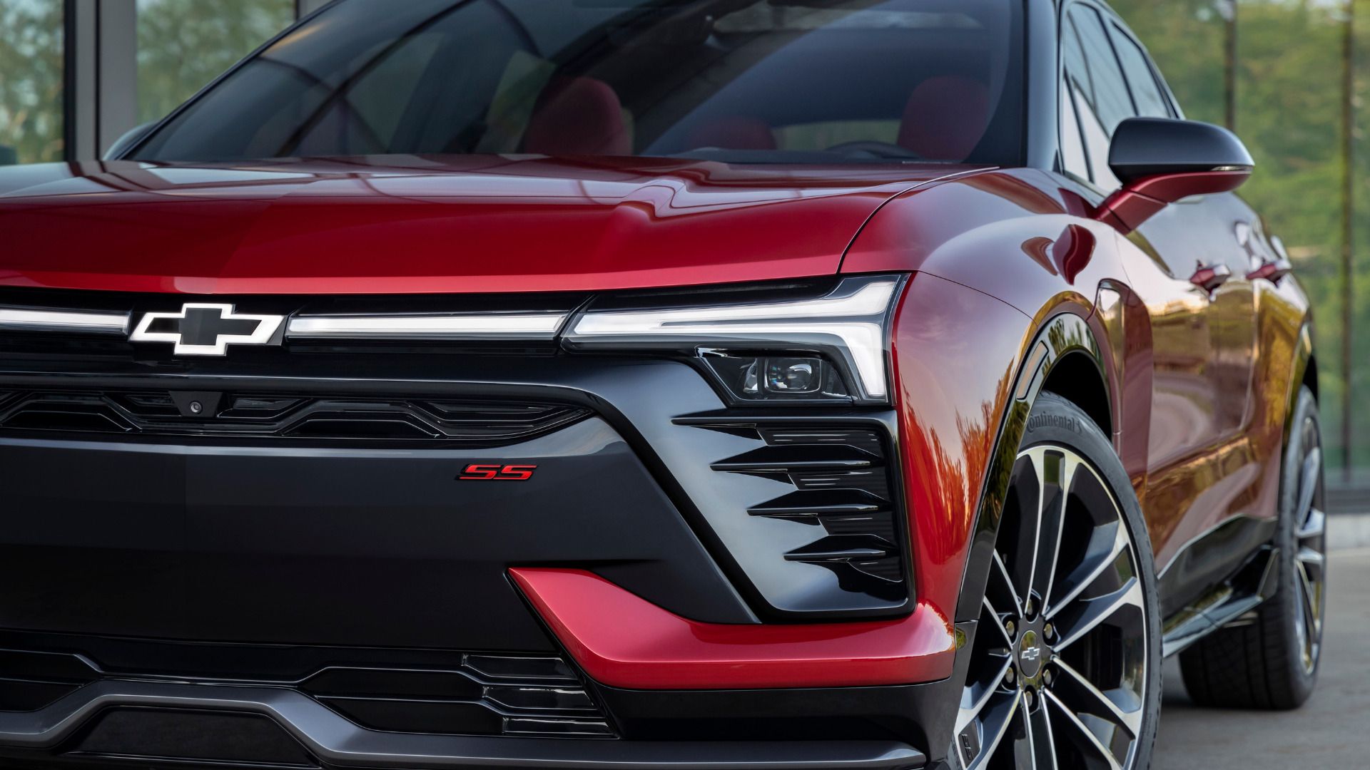 2024 Chevrolet Blazer EV com casaco vermelho radiante