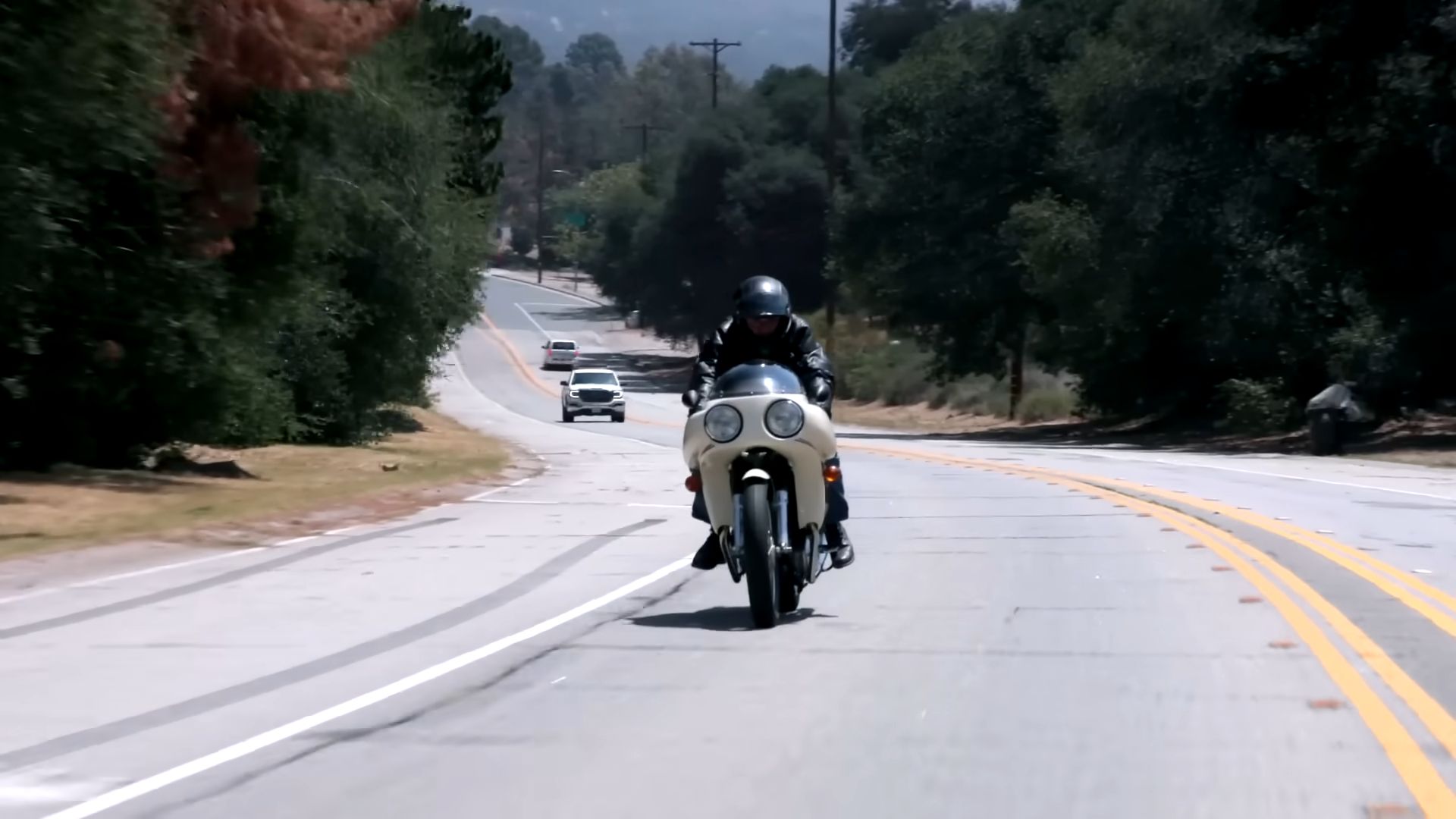 Tembakan aksi depan dari 1974 Norton John Player Special