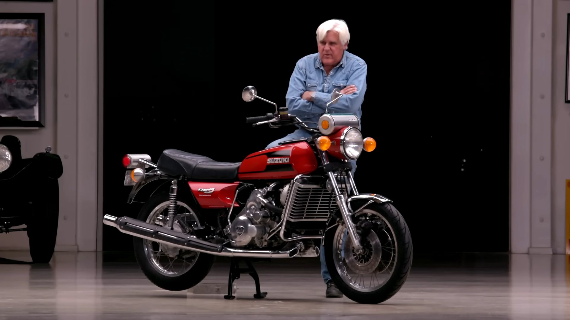 Foto Jay Leno memamerkan Suzuki RE5 1975 miliknya