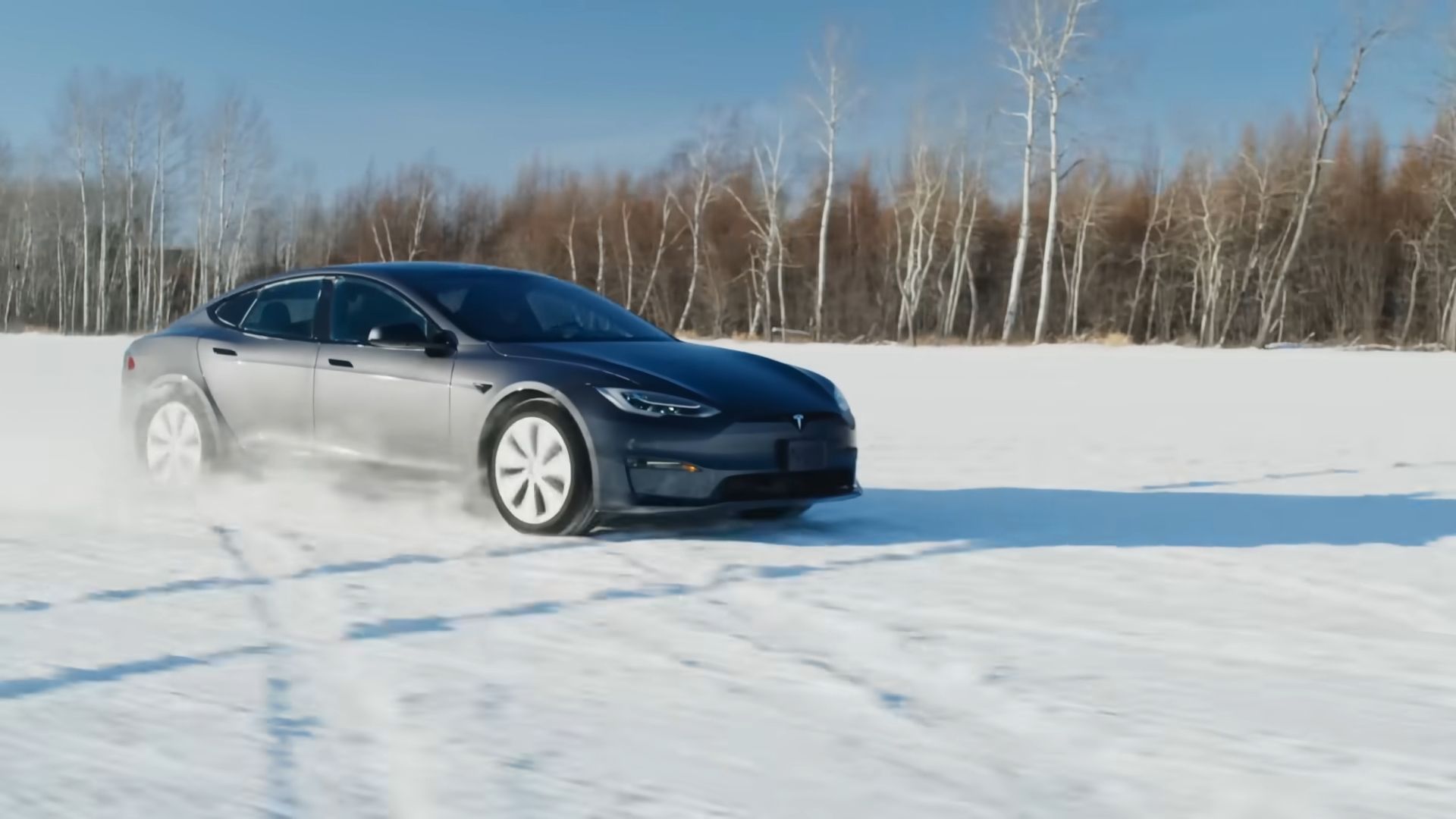 Uma cena de ação de um Tesla Model S dirigindo na neve