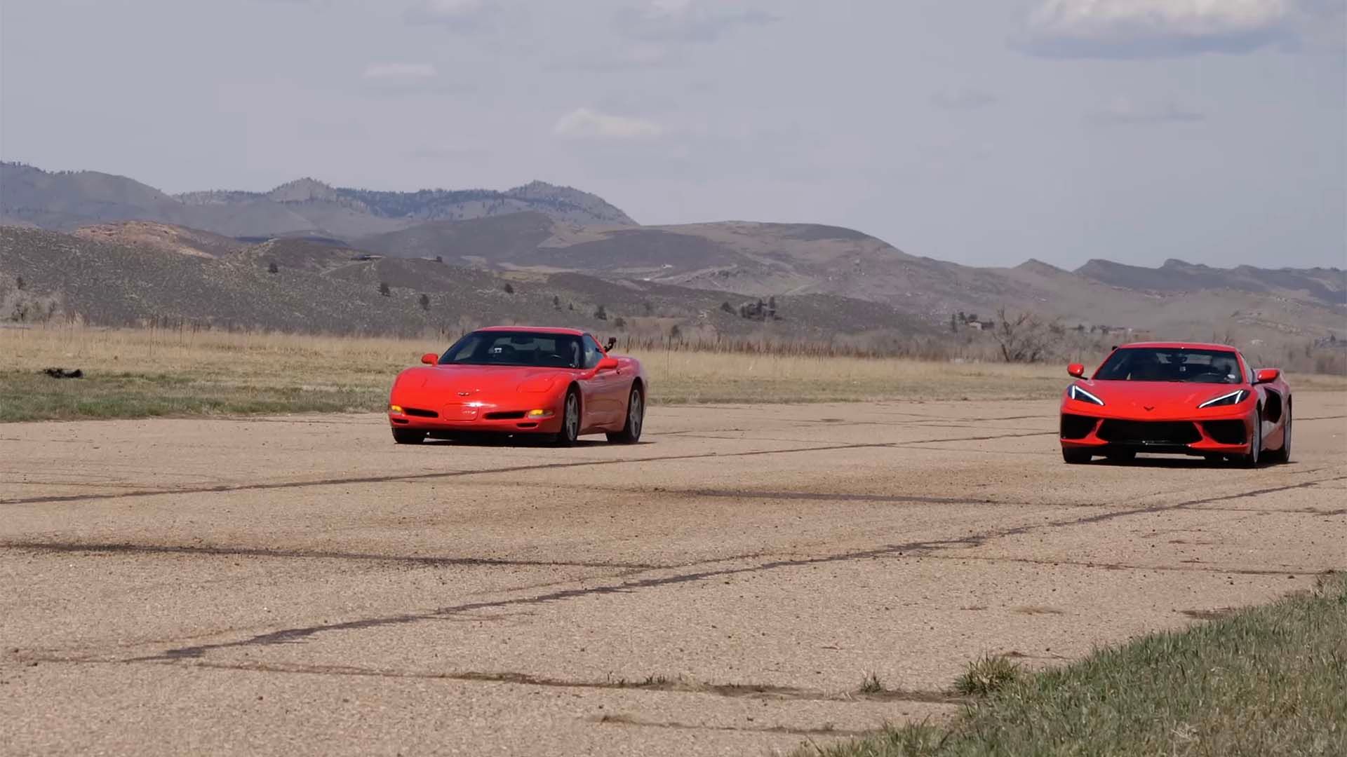 Um Corvette C5 competindo contra um Corvette C8