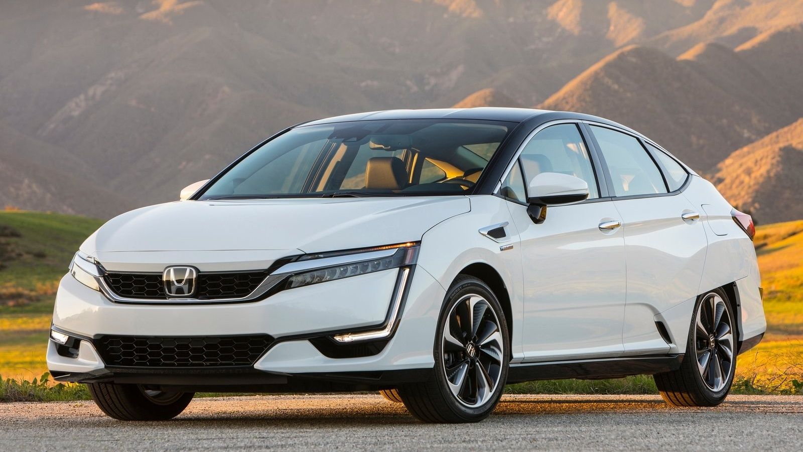 2017 Honda Clarity Fuel Cell in white orchid pearl