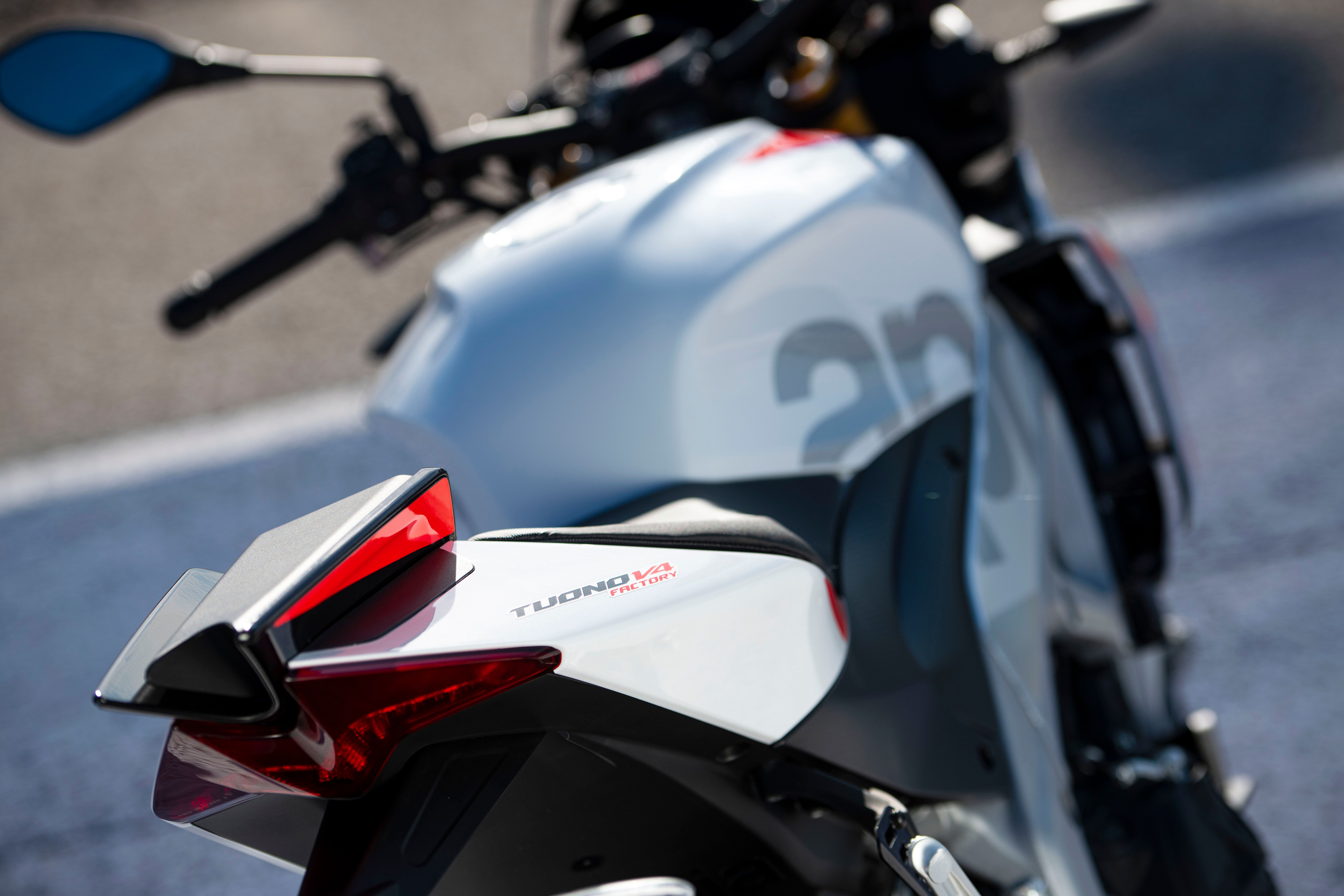 Aprilia Tuono V4 edisi khusus 2023 berekor