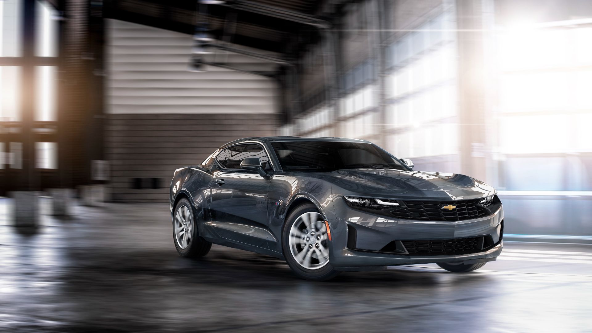 Chevrolet Camaro 2023 dirigindo na garagem